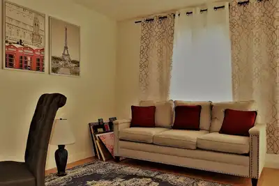 Image de Urbana: charming, well-lit 2-bed, 1. 5 bath apartment in central Grand Forks.