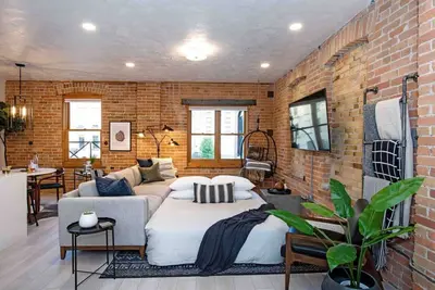 Image de Newly Renovated Industrial Modern Downtown Loft