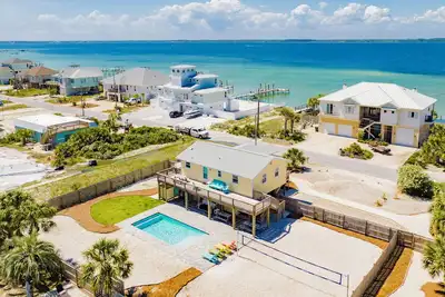 Image de Sunshine Beach House - Private Pool - 5 minute walk to beaches - Pet friendly