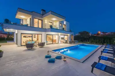 Image de Villa contemporaine neuve pour 8 personnes avec piscine chauffée