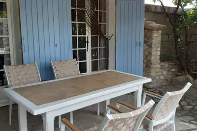 Image de Le Tilleul - Gîte de charme avec une terrasse couverte face au Mont Ventoux