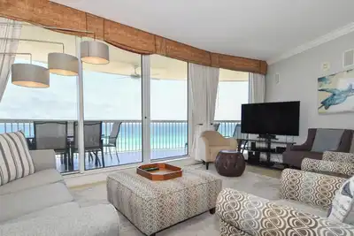 Image de Cozy beachfront 3-bed, 3-bath w/private balcony & elevator!