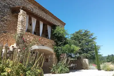 Image de Beau Mas centenaire, grande pièce voûtée aménagée, terrain & piscine