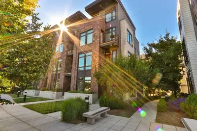 Image de 255 Sumach · Beautiful Townhouse, Walk to Town, Rooftop Lounge