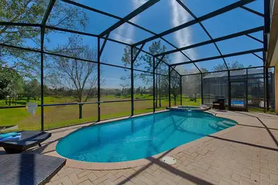 Image de Piscine orientée sud - Aucun voisin arrière - Récemment mis à jour!