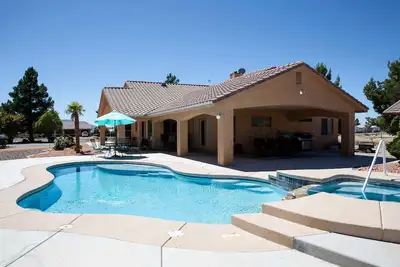 Image de Villa De Florenza custom home with pool and jacuzzi on fenced acre