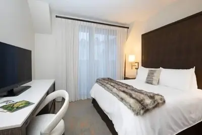 Image de Best location! Creekside in BCVillage! Walk to Ski School, Shops, Restaurants, Lift