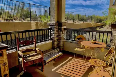 Image de Rhinestone Cowgirl Cave Creek Hide Away
