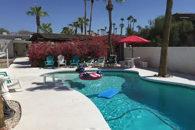 Image de Havasu Resort home sleeps 10 + entertain 50 Bbq pool 🏀 theater ⛳️green 🔥place