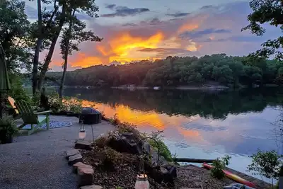 Image de Private Lake Avalon Basement Apartment – Dock, Fire Pit & Views