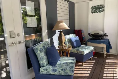 Image de Private Studio for 2 queen bed, 1b, kitchen, Ac, WiFi, pool, steps to GraceBayBeach