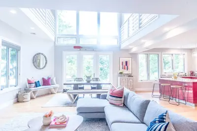 Image de Water View Modern Villa 8 minutes to Newport, Sleeps 8, Near Beaches! WiFi