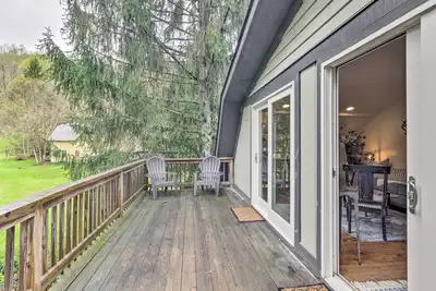 Image de 4 Mi to Boone: Converted Barn Duplex by Stream