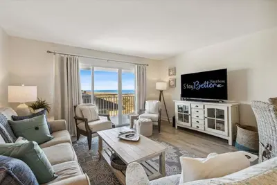 Image de Waves Whisper: Your Coastal Condo Retreat