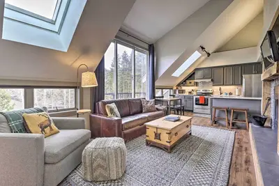 Image de 2 Mi to Keystone Resort: Condo w/ Hot Tub Access!