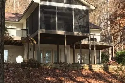 Image de Beautiful Lake Front- Dock, Screened Porch, Clemson, Hiking, Kayaks, 5 Bedroom