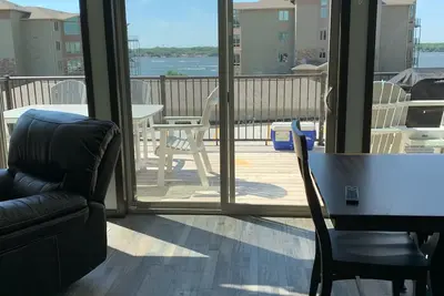 Image de Beautiful, new 4 bedroom cabin with great views of the lake. 6 water passes