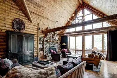 Image de Executive Custom Log Lodge on Little Round Lake