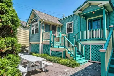 Image de Beautiful house 1 block from the beach!