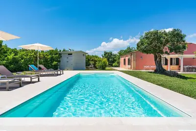 Villa with pool, easy access on foot to beach in Fontane Bianche, Sicily