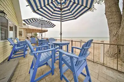 Image de 1 Mi to Presque Isle: Waterfront Lake Erie Cottage