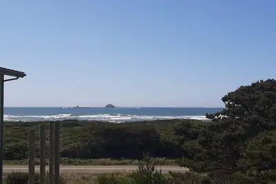Image de Coastal cottage with stunning ocean views & private gas grill - dogs welcome