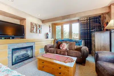 Image de Cozy & charming ski-in/out mountain retreat with a pool, hot tub, & fitness room