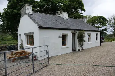 Image de Secluded cottage in stunning mountain scenery near village