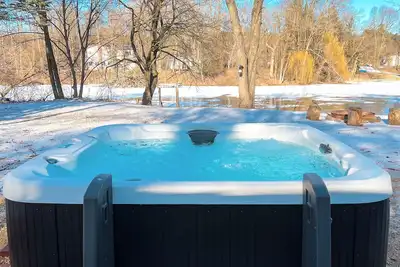 Image de Easton Lake Retreat – Cozy Cottage & Hot Tub
