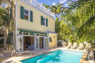 Image de Suncatcher~4 Bedroom, 4 Bathroom in Old Town with Pool!