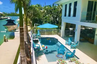 Image de Luxury home/private pool! Wifi, High end kitchen! 4 King beds!