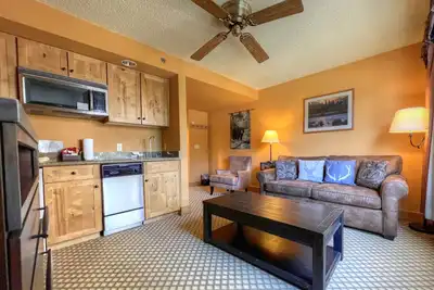 Image de Ada Hotel Suite, Kitchenette, Great Location, Indoor/Outdoor Pool, Hot Tub!