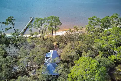 Image de Summer 2025 Still Available! 2 Private homes! Bayfront w/ dock! 8. 74 acres!