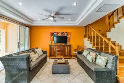 Image de Charming tropical getaway with outdoor pool, gym, enclosed yard, & W\/D