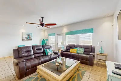 Image de Sunny waterfront getaway with a private balcony & beach access - dogs welcome