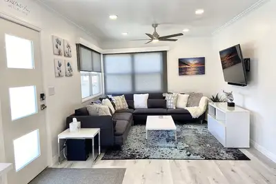 Image de Beautiful Beach Retreat in Heart of Town - 2blks to Beach