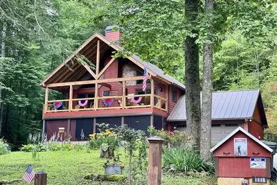 Image de Riverfront Cabin by downtown Helen! Hot Tub, FirePit, Arcade Games & Private Park!
