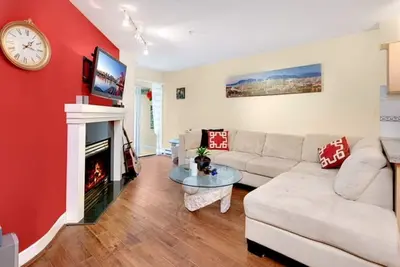 Image de Kitsilano Apartment | 6 blocks to the beach  License number 24-229694