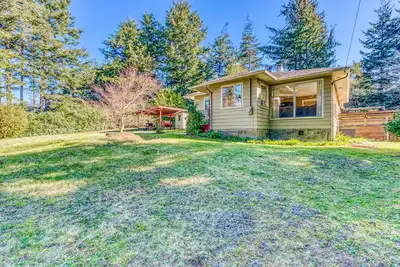 Image de Delightful home near the beach with private deck, firepit