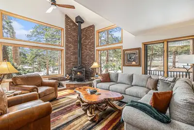 Image de The Gathering Place-Luxe Family Home with Mt Views, Hot tub, & A/C!