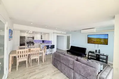 Image de Oceanfront 2br Condo Ilikai 1822 – Steps to Waikiki Beach | Sleeps 6 | Stunning Views