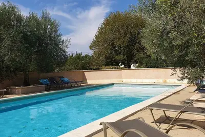Image de gîte \"La treille\" dans mas provençal avec piscine partagée