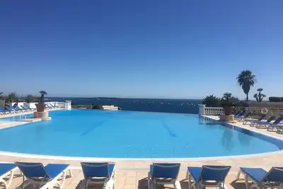 Image de Charmant 2 pièces Rez de jardin dans résidence avec piscine vue mer proche plage