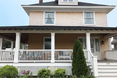 Image de Newly renovated family beach house, walking distance to everything!