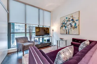 Image de Newly Decorated 1br Executive Suite in King West