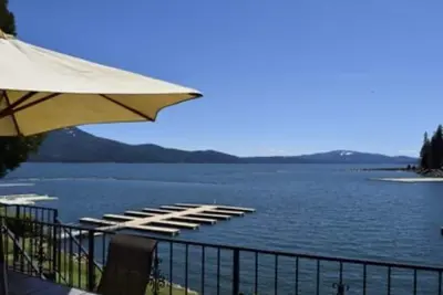 Image de Perfect location on the water in the cove!