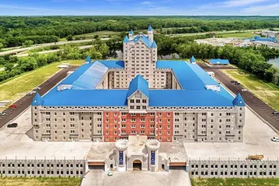 Image de Live Like Royalty! Grand Castle Apt Near Attractions