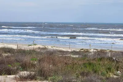 Image de Beachfront Family Fun! 30s to Sand – 1 King, 2 Queens, Bunks, Prvt Beach Access!