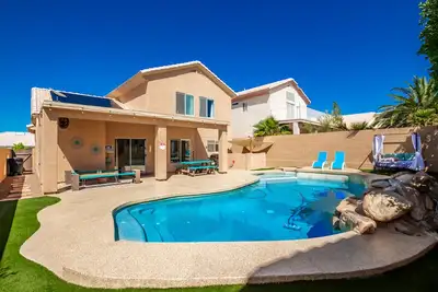 Image de Snowbird-Friendly Home: Warm Winter Stay with Private Heated Pool