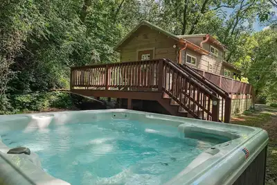Image de Ryon Tiny Home Cabin | City-side Rustic Retreat